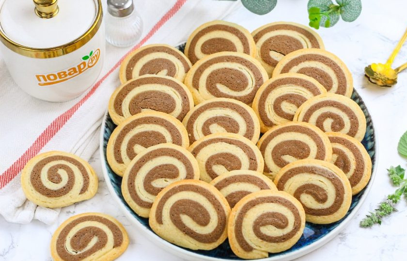 1. Этап. Шоколадно-ванильное печенье: Выложите их на противень и запеките в разогретой до 180 градусов духовке 10-12 минут. Затем переместите на тарелку и дайте остыть. Ванильно-шоколадное печенье полностью готово! Приятного вам аппетита!