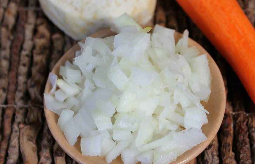 1. Этап. Суп Царский: Добавляем нарезанный мелко лук.