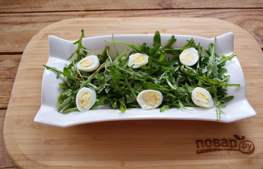 1. Этап. Салат с креветками и рукколой: На блюдо для подачи салата выложите заправленную рукколу. Отварите перепелиные яйца до готовности.