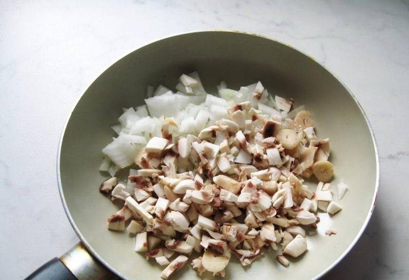 1. Этап. Кабачки, фаршированные грибами: 2. Обжариваем шампиньоны на растительном масле. В середине жарки добавляем мелко нарезанный лук.