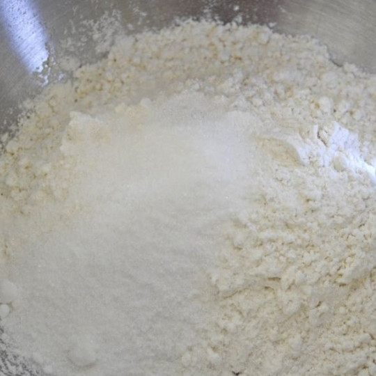 1. Этап. Пирог с черникой и персиками по-деревенски: В большую муку просеиваем муку, смешиваем с солью и сахаром.