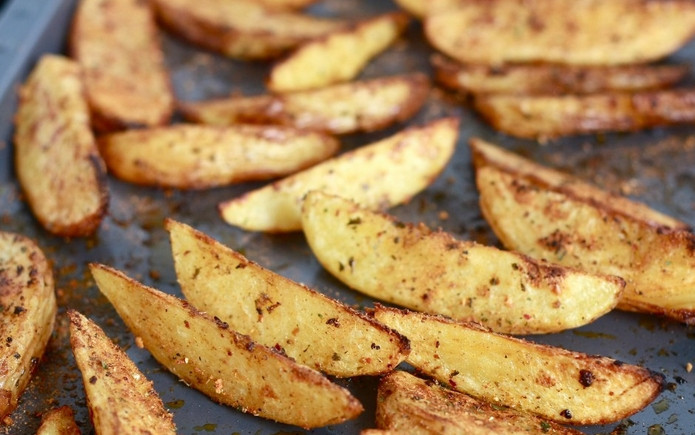 1. Этап. Хрустящий картофель, запеченный в духовке: 2. Выкладываем картошку на противень, застеленный пекарской бумагой, запекаем при температуре 200 градусов примерно 25 минут.