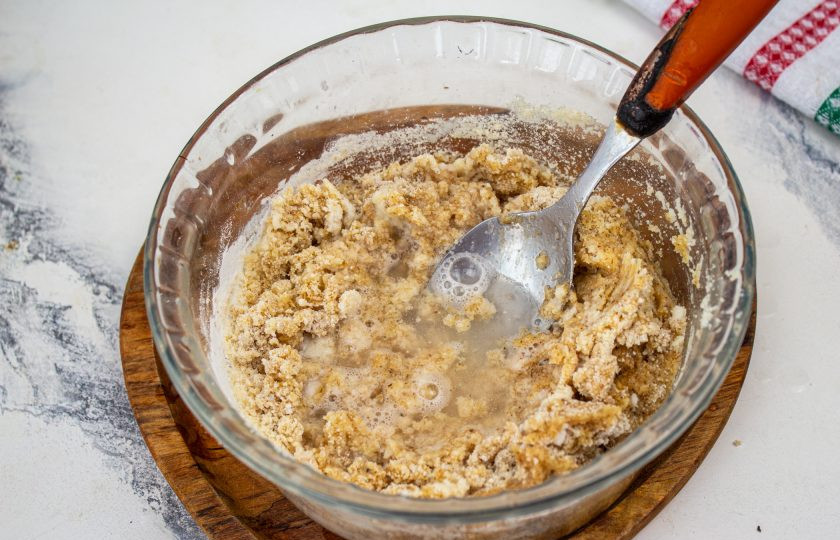 1. Этап. Хлеб с псиллиумом без глютена: Влейте теплую воду и тщательно перемешайте тесто.