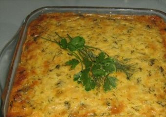 1. Этап. Треска с морковью и луком: В форму выложить половину лука с морковью, затем слой жареной трески и снова слой овощей. Промазать все слои майонезом. Залить 0,5 стакана воды и поставить в духовку тушиться на полчаса.