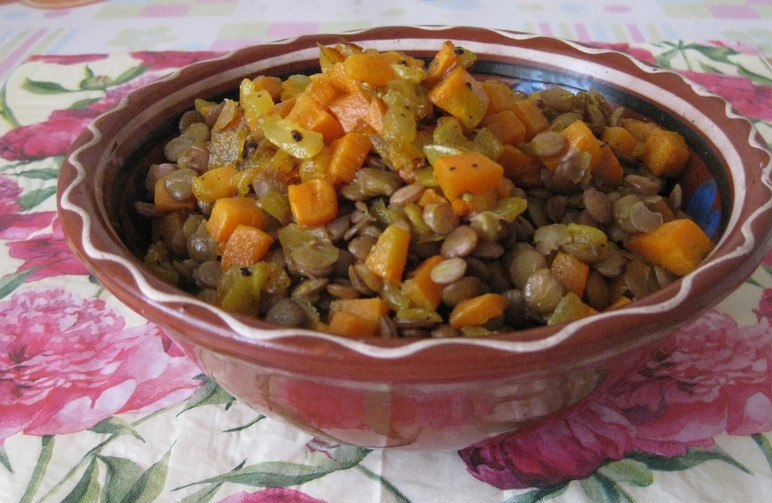 1. Этап. Чечевица с овощами: Перемешиваем обжаренные овощи с чечевицей, подаем блюдо к столу. Приятного аппетита!