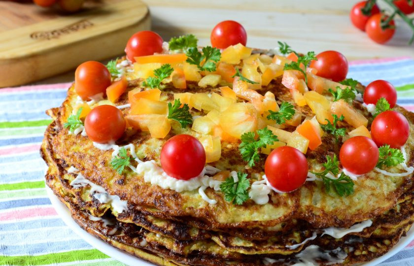 1. Этап. Кабачковый торт (мастер-класс): Таким способом соберите весь кабачковый торт. Сверху украсьте его целыми помидорами черри, измельченным сладким перцем и зеленью. Готовый торт отправьте в холодильник на 2 часа, чтобы он хорошо пропитался. Затем можно смело резать его на порционные куски и подавать к столу. Приятного аппетита!