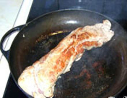 1. Этап. Филе свинины с соусом песто из семечек: 2. На сковороде слегка обжариваем мясо. Разогреваем духовой шкаф до температуры двести градусов и минут на двадцать пять - тридцать отправляем туда мясо.