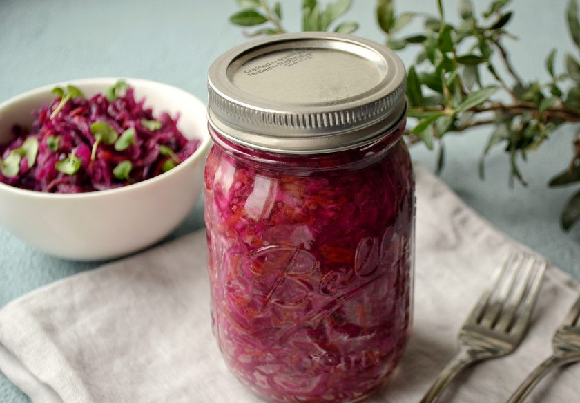 1. Этап. Квашеная краснокочанная капуста: Готовность капусты легко заметить — она изменит цвет, а морковь станет почти незаметна. Квашеная краснокочанная капуста готова, приятного аппетита!