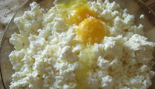 1. Этап. Домашние вареники с творогом: Творог смешайте с яйцом, немного посолите. Тщательно перемешайте.