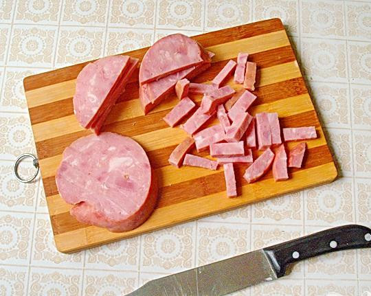 1. Этап. Деревенская похлебка из фасоли с ветчиной: 3. Толстой соломкой нарезаем рубленую ветчину. Жареная или вареная свинина может легко подойти вместо ветчины. Так же подойдет копченая грудинка, колбаса или курица.