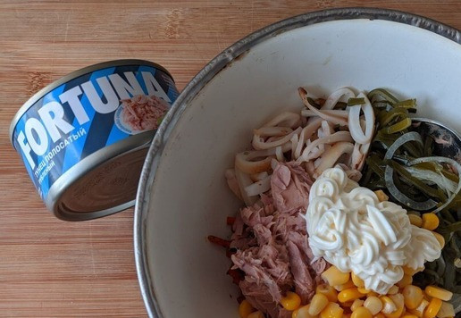 1. Этап. Салат Дары Посейдона: Кладём майонез. Майонеза не кладите много. Масло есть в моркови и кальмар тоже жареный на масле. Я не добавляла больше соль и специи.