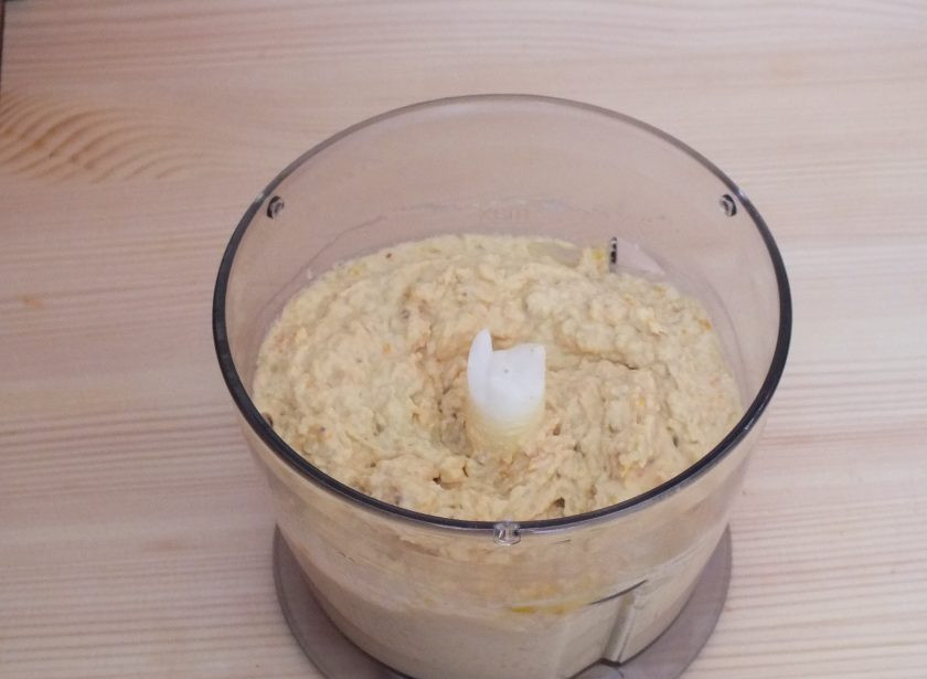 1. Этап. Профитроли с курицей: Пробейте в пульсовом режиме до однородной массы. Если начинка покажется сухой, добавьте еще немного сливок.