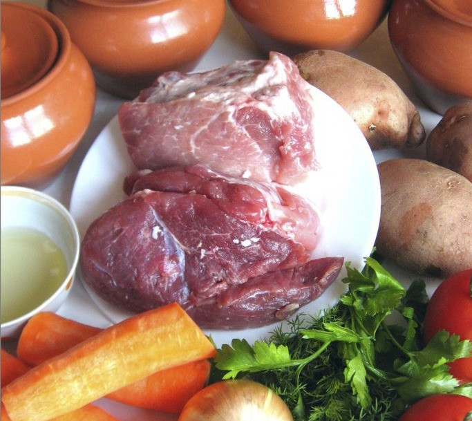 1. Этап. Свинина тушеная в горшочке: 1. Рецепт приготовления свинины тушеной в горшочке начинается, конечно же, с подготовки всех необходимых ингредиентов.