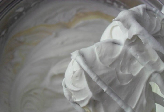 1. Этап. Торт Царица Эстер: Пока выпекается тесто, готовим крем. Сначала снимаем полосочками цедру лимона и выжимаем сок. Затем смешиваем сахар, желтки, молоко и крахмал в кастрюле, ставим на медленный, постоянно перемешивая, доводим до кипения. Добавляем сок лимона и цедру и варим до загустения.