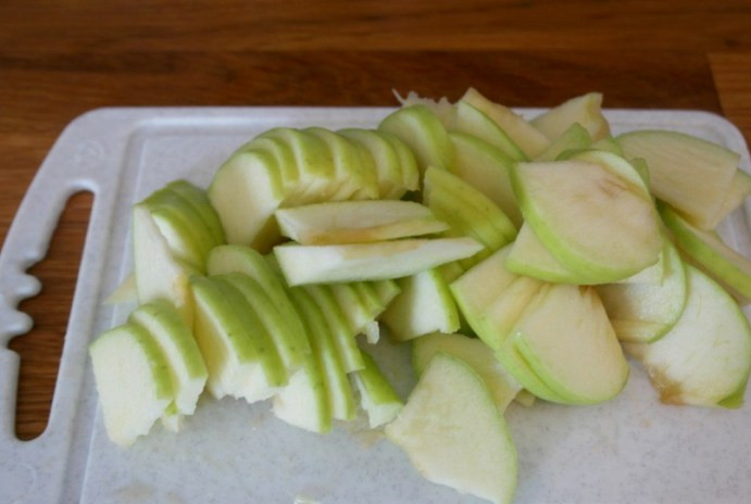 1. Этап. Карбонат в фольге: Для начала мы промываем яблоко, удаляем из него сердцевину и нарезаем яблоко довольно тонкими пластинками.