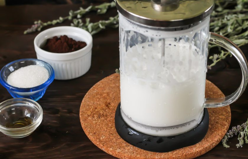 1. Этап. Ванильный капучино: Прогрейте молоко на плите или в микроволновке до кипения, затем влейте в заварочный чайник с прессом, отпрессуйте в течение 1 минуты до пышной пены. Помните, что пена появится только из горячего молока, а не из холодного.