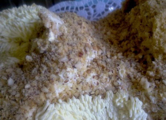 1. Этап. Торт Собачка из крема: И теперь с помощью кондитерского шприца с насадками начинаем украшать собачку шерстью. Можно использовать насадку с несколькими дырочками или насадку звездочку. Начинаем украшать кремом снизу!