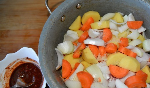 1. Этап. Острое рагу из индейки А-ля Такторитан: В казан (кастрюлю) сверху индейки кладём все овощи.