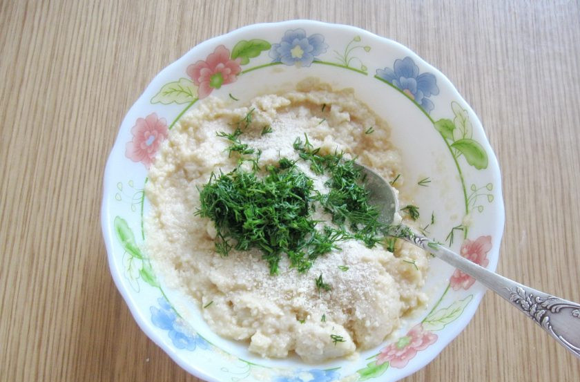 1. Этап. Куриный бульон с галушками из лаваша: Добавьте нарезанный укроп.