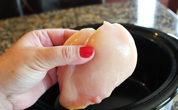 1. Этап. Отварная куриная грудка: Положите куриную грудку в кастрюлю с водой.