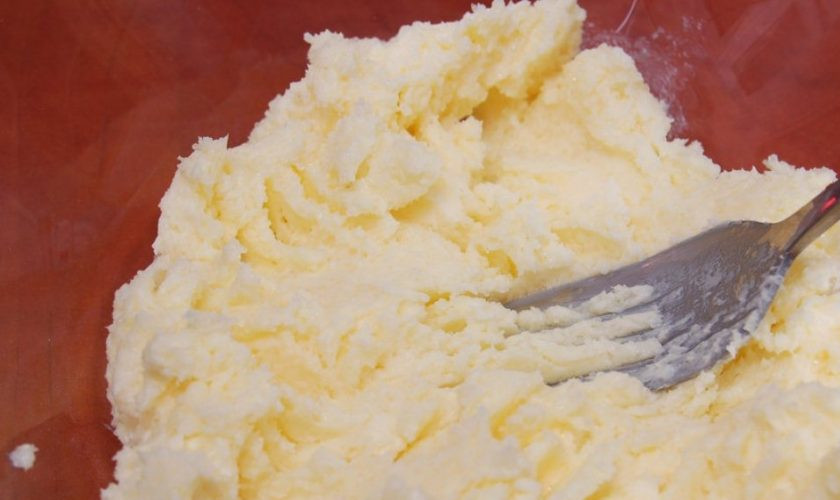 1. Этап. Торт Творожник: Размягченное масло разотрите с сахаром.