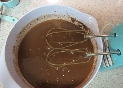 1. Этап. Шоколадный торт с белым кремом: 2. В отдельной посудине смешиваем яйца и сахар, перемешиваем все блендером. Сухие ингредиенты всыпаем в яично-сахарную смесь и все тщательно перемешиваем.