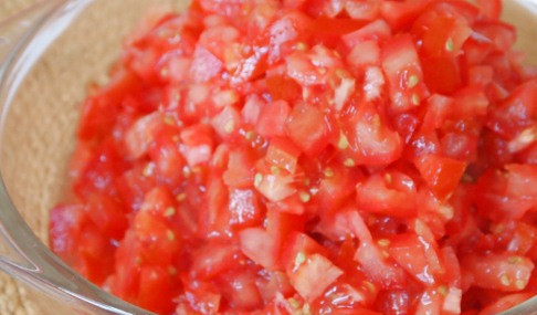 1. Этап. Постная лазанья: 2. На плиту поставьте сотейник или сковородку, влейте пару ложек масла. Обжарьте на среднем огне до мягкости половину лук и один зубчик чеснока. Добавьте нарезанные помидоры, орегано, соль, сахар, перец, лавровый лист и жарьте, помешивая, еще в течение 5 минут.