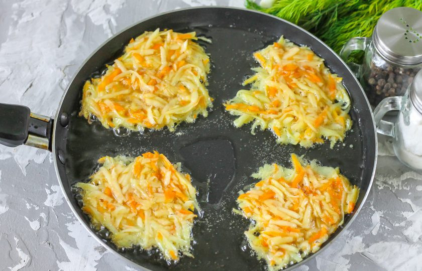 1. Этап. Картофельные драники с морковью: Прогрейте на сковороде растительное масло. Выложите столовой ложкой порции теста в масло и разровняйте, чтобы драники прожаривались и внутри. Готовить блюдо нужно на среднем или манимальном нагреве.