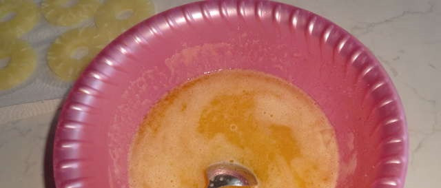 1. Этап. Ананасовый пирог в мультиварке: Выложите в глубокую миску сливочное масло, сахар ,яйца и ванилин. Взбейте все миксером.