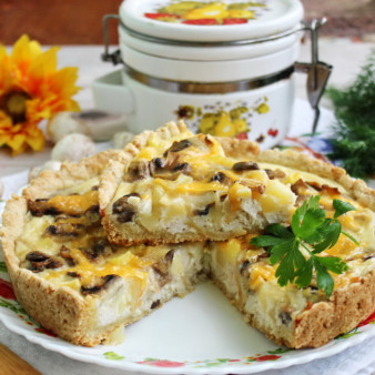 Киш с индейкой, грибами и картошкой