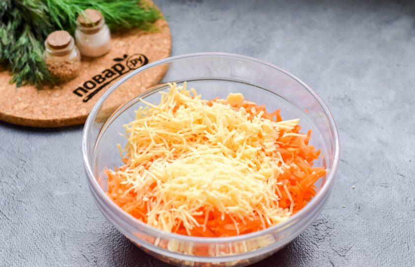 1. Этап. Салат из моркови без майонеза: Твердый сыр натрите на мелкой терке, добавьте сыр к моркови.