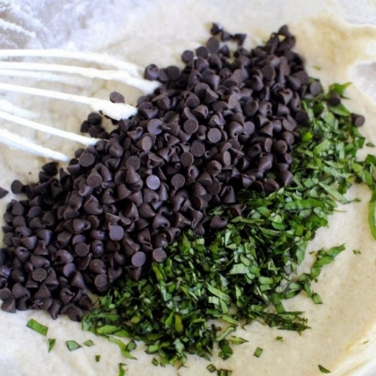 1. Этап. Оладьи с базиликом и шоколадом: Затем подмешиваем в тесто мелко нарубленные шоколад и базилик.