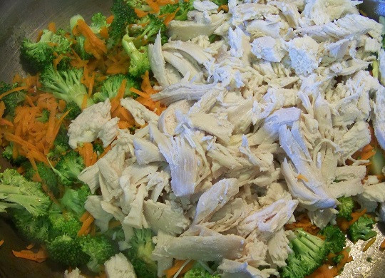 1. Этап. Макароны с курицей в духовке: 3. Готовую курицу слегка остудить, отделить филе и нарезать небольшими кусочками. Отправить на сковороду к обжаренным овощам.