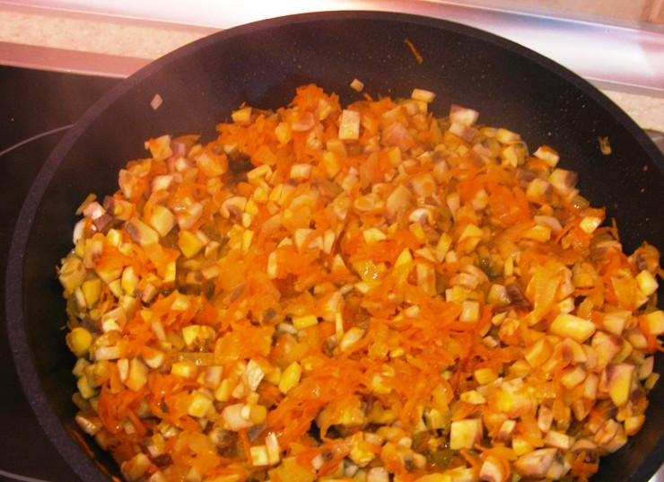 1. Этап. Ножка куриная в мешочке: Туда же поместите мелко нарезанные грибы. Посолите, поперчите по вкусу и обжаривайте до испарения жидкости.