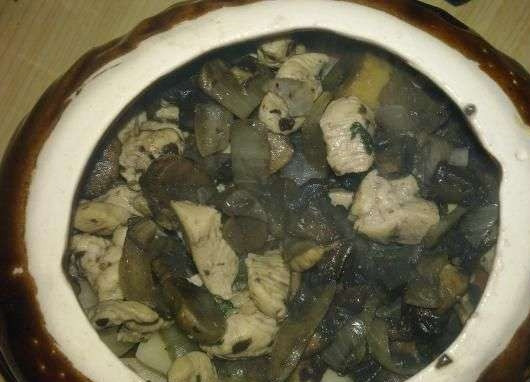 1. Этап. Жульен в горшочках с картошкой: Затем добавьте в горшочки содержимое сковородки. Обжаренные лук, грибы и курицу выложите поверх картофеля и разровняйте слой.