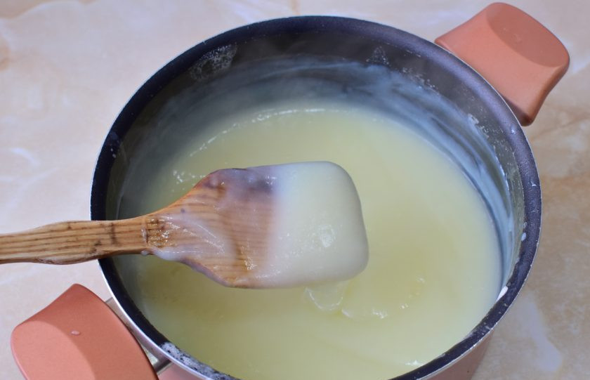 1. Этап. Французский крем для эклеров: При постоянном помешивании доведите до густоты на небольшом огне.