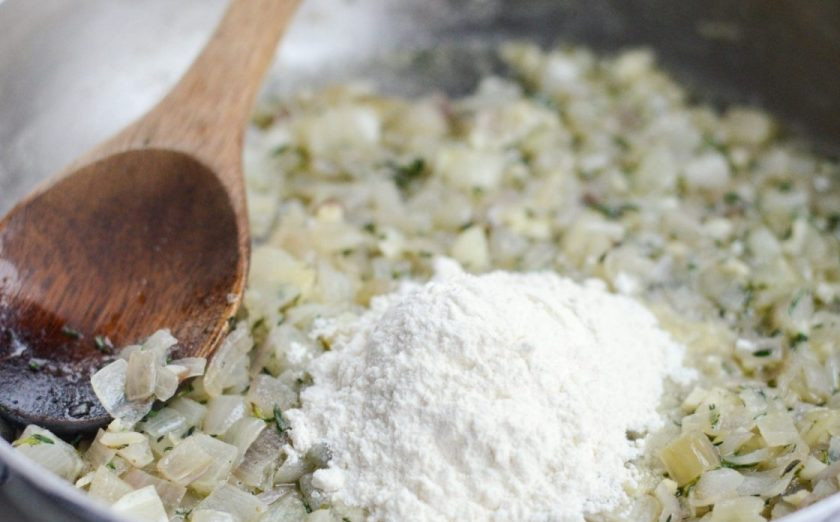 1. Этап. Картофель со сметаной и сыром: 4. Через 2 минуты добавьте муку. Ингредиенты быстро перемешивайте в течение ещё 2-х минут.