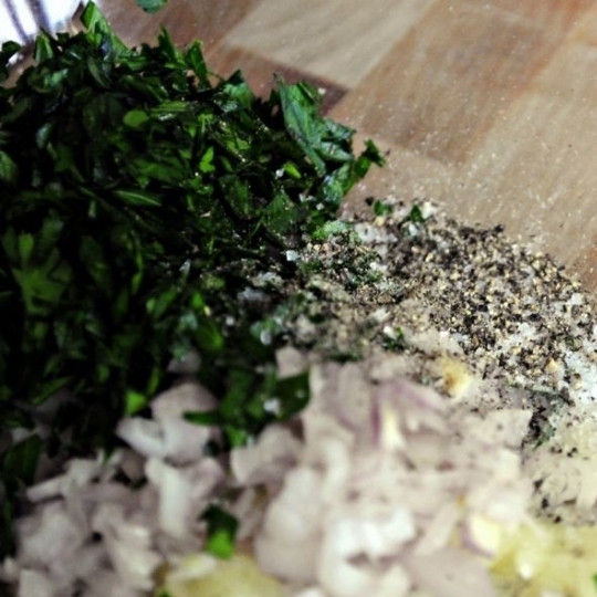 1. Этап. Чесночно-сырные гренки: Смешиваем лук, чеснок, зелень, соль и перец.