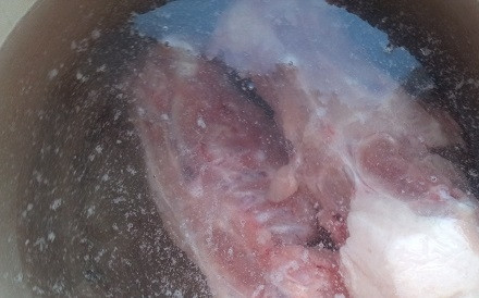 1. Этап. Сырный суп со свининой: 1. Свинину на кости тщательно промываем. Кладем ее в кастрюлю с водой и отправляем на огонь, солим и перчим. Варим около 2-3 часов.