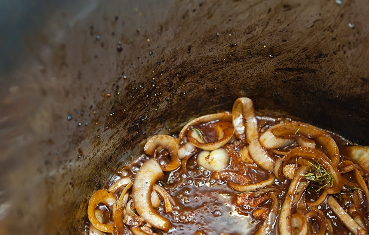 1. Этап. Говядина в красном вине: 5. Добавьте в кастрюлю томатную пасту, перемешайте с луком и обжаривайте в течение минутки-двух. Не расстраивайтесь, если ко дну кастрюли прилипли специи.