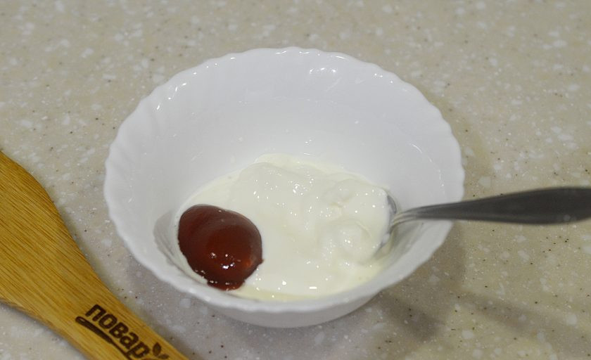 1. Этап. Сердечки в соевом соусе: 6. Сметану смешайте с томатной пастой.