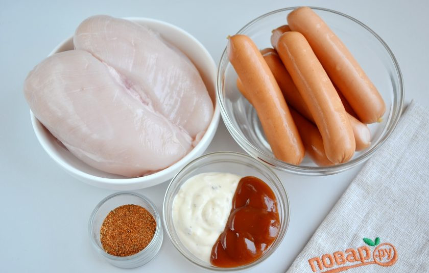 1. Этап. Шашлык из курицы с сосисками: Вымойте филе и сосиски. Сосиски можно пока убрать в холодильник, их мариновать не нужно.