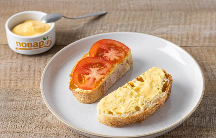 1. Этап. Теплые бутерброды с авокадо и помидорами: Выложите кружочки помидоров на один ломтик. Посолите.