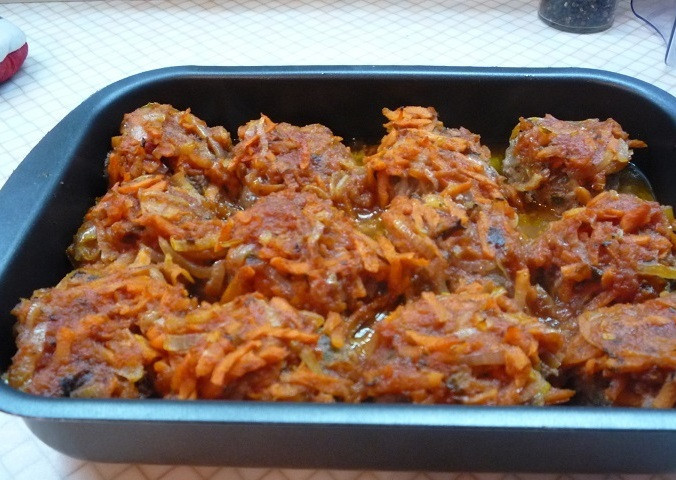 1. Этап. Биточки из фарша и риса: Пока биточки готовятся, мы нарезаем мелко репчатый лук и обжариваем его на растительном масле до золотистого цвета, затем добавляем к луку тертую морковь и жарим все еще 5 минут. После этого выкладываем на сковороду с овощами томатную пасту, добавляем немного водички и соль, перемешиваем все и тушим 2-3 минуты, заливаем полученным соусом биточки и возвращаем их в духовку еще на 10-15 минут.