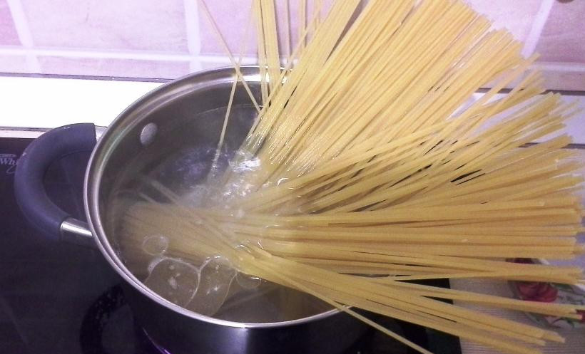 1. Этап. Паста с ветчиной и грибами в сливочном соусе: Отварите спагетти в подсоленной воде.