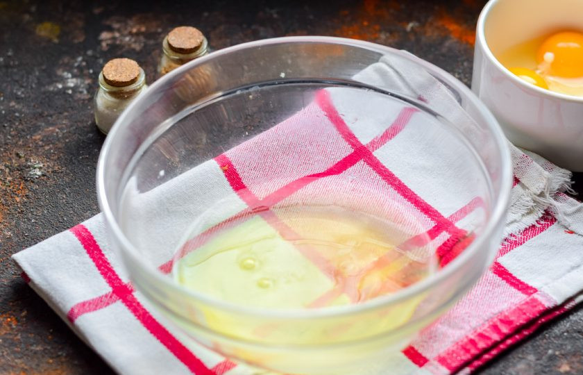 1. Этап. Омлет по Дюкану: Аккуратно разбейте яйца, отделите белки от желтков.