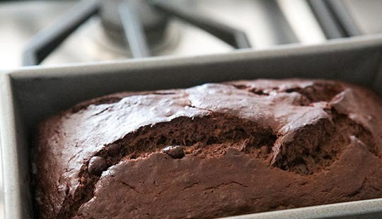 1. Этап. Шоколадно-банановый хлеб: 7. Запекайте в разогретом до 170 градусов духовом шкафу около 1 часа. Готовую выпечку проверьте зубочисткой на готовность, затем достаньте из формы и оставьте на 10 минут.