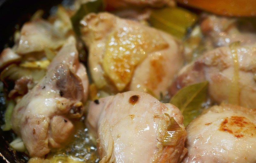 1. Этап. Курица в сидре с яблоками: Влейте сидр, доведите до кипения. Добавьте бульон и тушите минут 5.