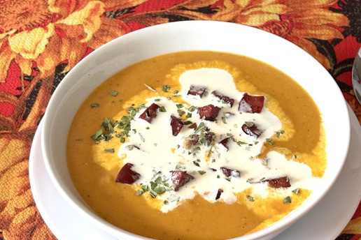 1. Этап. Чечевично-картофельный суп: Подавать, посыпать колбасой/сухариками и полив столовой ложкой сливок.