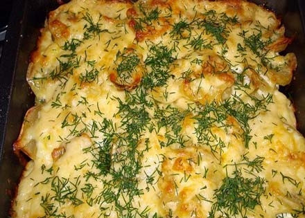 1. Этап. Картофель с мясом по-капитански: Разогрейте духовку до температуры 175 градусов и положите в нее наше блюдо на 1,5 часа. За 10 минут до того, как блюдо приготовится, нужно посыпать его тертым сыром. Украсьте зеленью перед подачей.